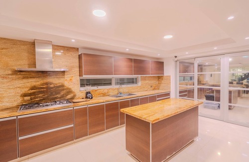 Manga House | Encanto Mansion: 6 Bedroom Luxury Stay Near Walled City