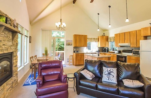 Sequim House | Enchanted Cove Where Forest Meets Sea, Hot Tub