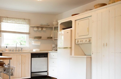 Bridgehampton Cottage | Enchanted Hamptons Cottage in NYTimes Garden