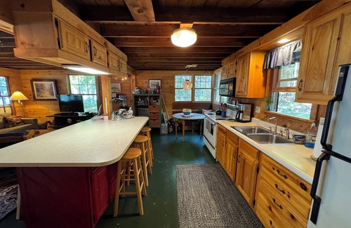 Falmouth Cottage | Enchanted Summer/Fall lakefront Cottage, 20 mins from downtown Portland!