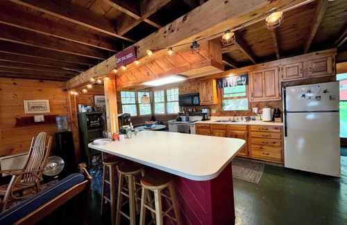 Falmouth Cottage | Enchanted Summer/Fall lakefront Cottage, 20 mins from downtown Portland!