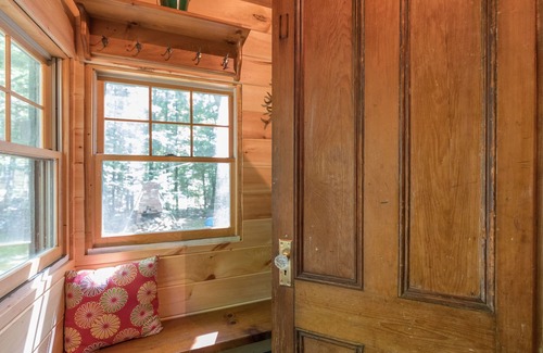 Falmouth Cottage | Enchanted Summer/Fall lakefront Cottage, 20 mins from downtown Portland!