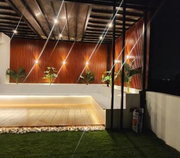 Kalkaji House | ENCHANTED THE ROOF REKHA, with private trace garden