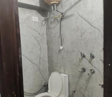 Kalkaji House | ENCHANTED THE ROOF REKHA, with private trace garden