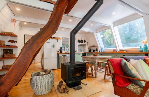 Ostend Cottage | Enchanted Valley - Enchanted Valley is a gorgeous cottage plus cabana in the heart of Waiheke Island. Located in a peaceful valley section, the sound of the birds is your constant companion. With two bedrooms and four beds, this is perfect for up to
