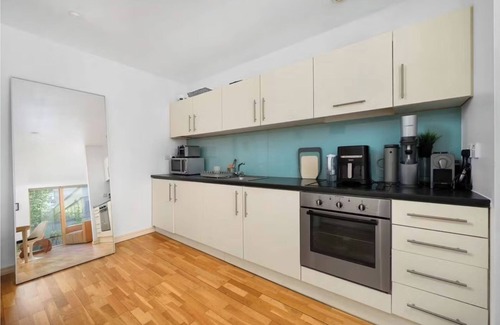 Hoxton West Condo | Enchanting 1-bedroom apartment in Shoreditch, London in architect building