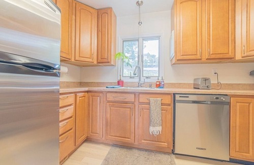 Danbury House | Enchanting 3 Bedroom Lake House on Candlewood Lake
