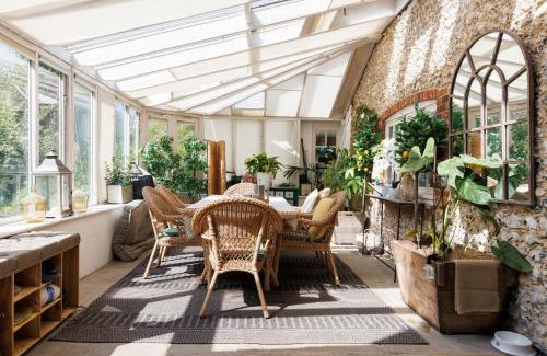 Eartham House | Enchanting 4BD Cottage & Lodge Nr Eartham Wood