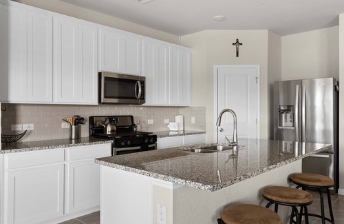 Hutto House | Enchanting 4BR Gem with Sunlit Backyard in Hutto