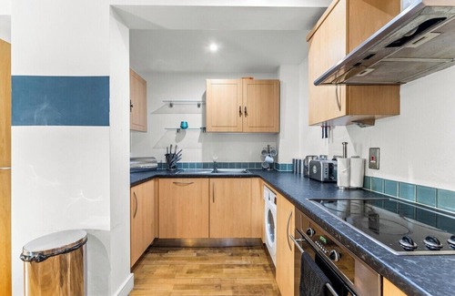 Redcliffe Apartment | Enchanting Bristol Abode -Sleeps 6 with Balcony!