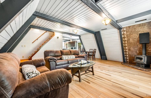 Gualala Cabin | Enchanting cabin with hot tub, full kitchen, & washer/dryer - dog-friendly