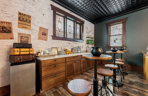Gann House | Enchanting Castle Stay | Wizard Inspired 4BR - Sleeps 12