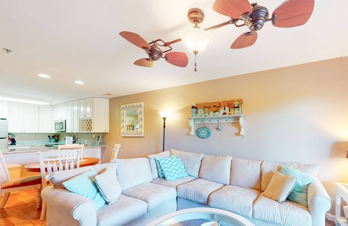 Heron Harbour Isle Condo | Enchanting condo with pool, fireplace, central AC, & washer/dryer