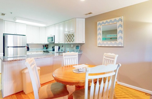 Heron Harbour Isle Condo | Enchanting condo with pool, fireplace, central AC, & washer/dryer