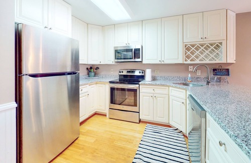Heron Harbour Isle Condo | Enchanting condo with pool, fireplace, central AC, & washer/dryer