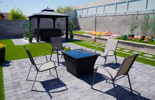 Las Vegas House | Enchanting Gardenhome- Spacious Yardluxe Jacuzzi