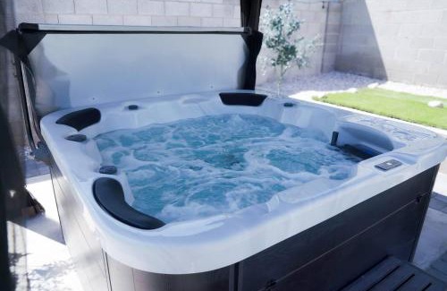Las Vegas House | Enchanting Gardenhome- Spacious Yardluxe Jacuzzi