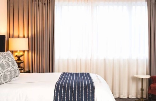 West Campus House | Enchanting Hotel with Outdoor Pool & Sun Terrace - Just 1 Mile from UT Austin