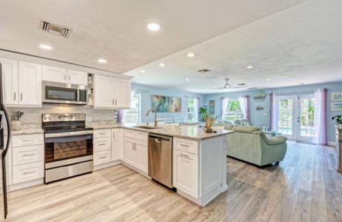 Englewood House | Enchanting house, beach, king beds, pool, 3 bdrs