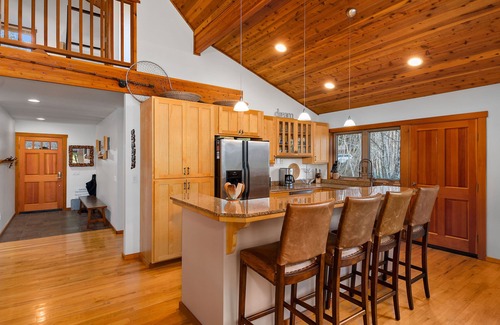 Shelton Cabin | Enchanting Lindal Waterfront Cabin