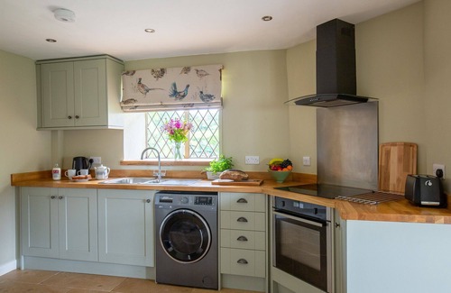 Duntisbourne Abbots Apartment | Enchanting Retreat at Gardener's Cottage: A Romantic Country Hideaway