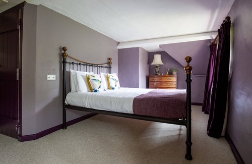 Duntisbourne Abbots Apartment | Enchanting Retreat at Gardener's Cottage: A Romantic Country Hideaway