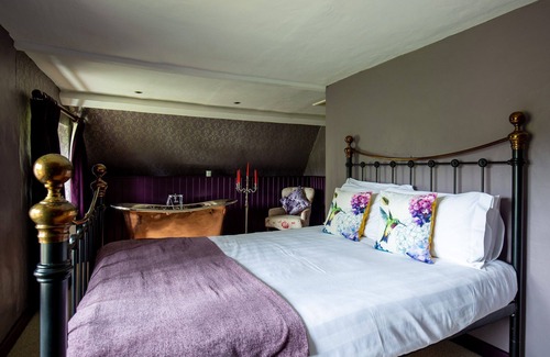 Duntisbourne Abbots Apartment | Enchanting Retreat at Gardener's Cottage: A Romantic Country Hideaway