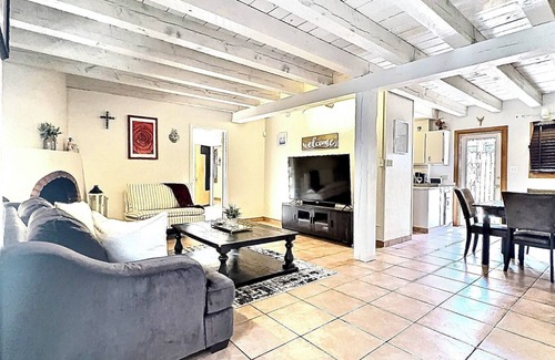 South Capitol House | Enchanting Retreat near downtown Santa Fe, Plaza,and shopping!“WIFI”Smart TVs”