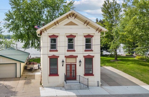 Hampton Apartment | Enchanting river front spot with deck and Tiki bar in charming Hampton, Illinois