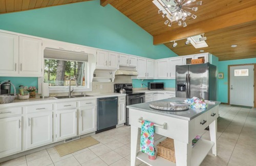 Millington Cottage | Enchanting, Romantic Lakefront Cottage, Close to Frankenmuth