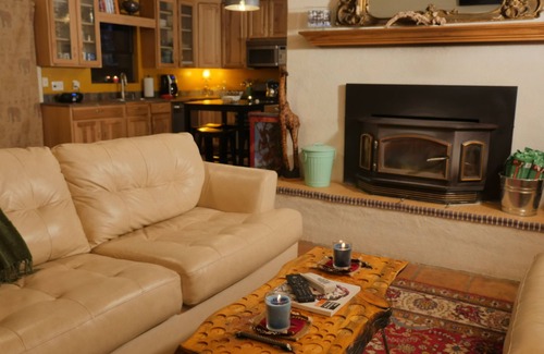Kachina Village Ski Chalet | Enchanting & rustic & unique adorned local artwork throughout. 200 specials!
