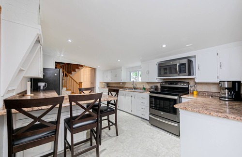 Carden Cottage | Enchanting Waterfront Escape, 3+1 bedrooms,3 Baths