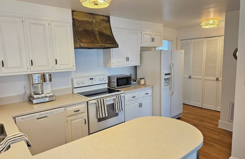 Croom Cottage | Enchanting West River Retreat