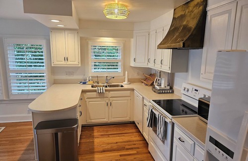 Croom Cottage | Enchanting West River Retreat