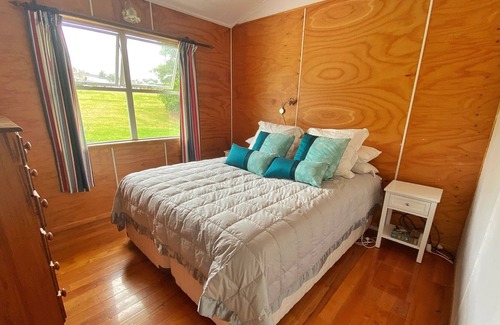 Arkles Bay House | Enchantingly peaceful bach near the beach