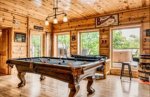 Gatlinburg - Pigeon Forge House | Enclave - 5 Suites - Private Outdoor Pool - Arcade - Fire Table - Outdoor Kitchen - Hot Tub