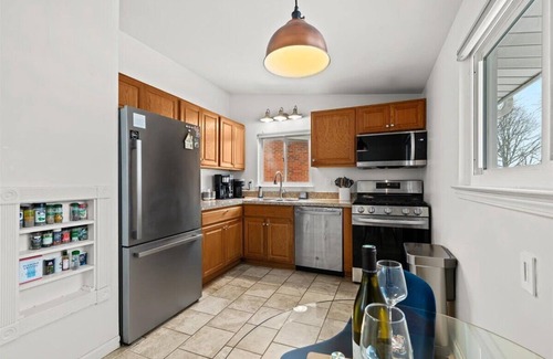 Madison Heights House | ★Enclosed Patio★ Gas Fireplace EV Charger BBQ 4Bed 2Bath- Entire House Royal Oak