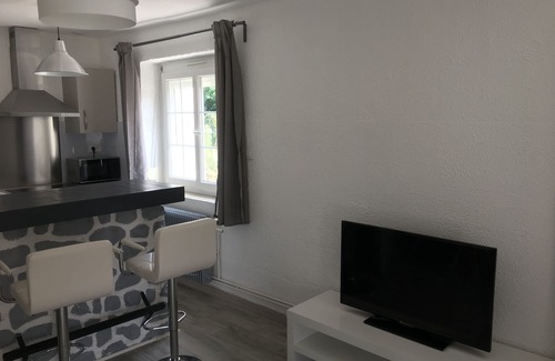 Grandvillers Cottage | Enclosed swimming pool area heated from May to October at 28 °, Park and relaxation area.