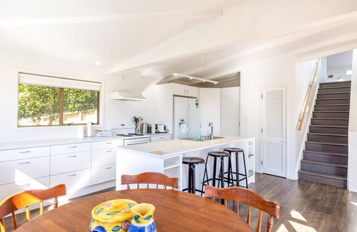 Waiheke Island House | Enclosure Bay Views - Enclosure Bay Views is a modern 2 bedroom family home with 2 bathrooms located just a stones throw from the stunning swimming beach of Enclosure Bay. Enclosure Bay Views is a comfortable, family friendly and affordable holiday h