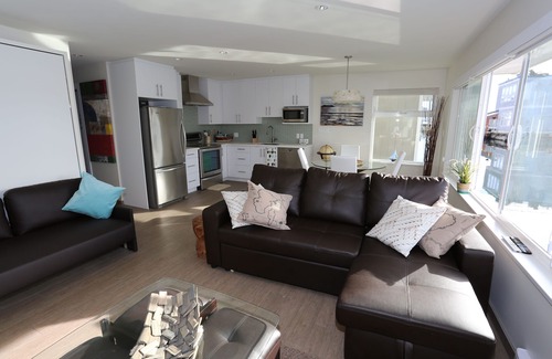 Lower Lonsdale Boat Rental | Encounter paradise at the oceans edge in a high-end floating home! Pets welcome.