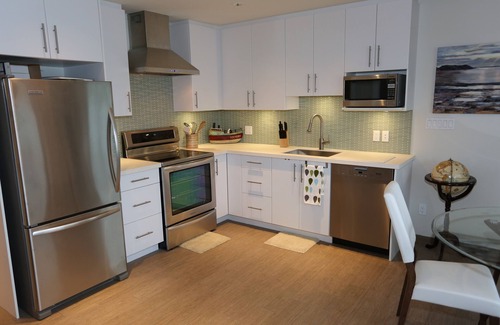 Lower Lonsdale Boat Rental | Encounter paradise at the oceans edge in a high-end floating home! Pets welcome.