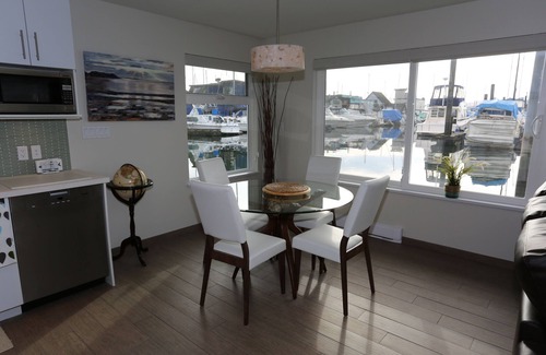 Lower Lonsdale Boat Rental | Encounter paradise at the oceans edge in a high-end floating home! Pets welcome.