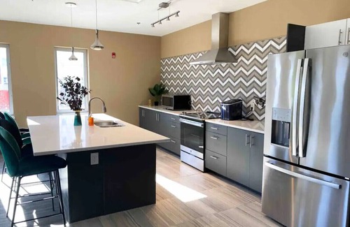 Broadway Gillham Apartment | End of Summer Deal! NO DEPOSIT! -Modern 1 Bdrm, 1 Bath, 2 BEDS Midtown KC