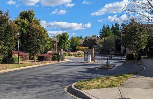Executive Park Apartment | End of Summer Retreat - Sleeps 7 "Gym and Pools still OPEN!" Book that Family Weekend TODAY!