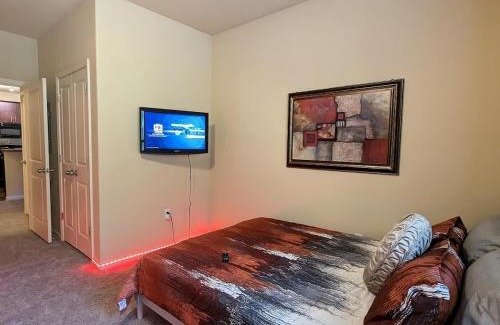 Executive Park Apartment | End of Summer Retreat - Sleeps 7 "Gym and Pools still OPEN!" Book that Family Weekend TODAY!