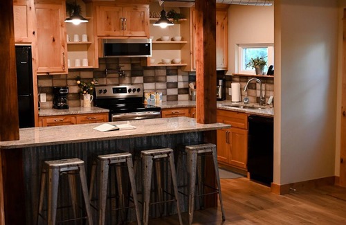 Sulphur Cabin | End of Summer Special Aug & Sept! Sleeps 10 Book two nights & 3rd night is free!