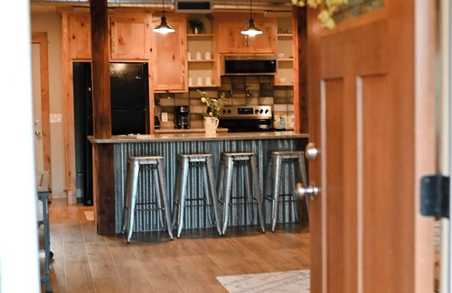 Sulphur Cabin | End of Summer Special Aug & Sept! Sleeps 10 Book two nights & 3rd night is free!