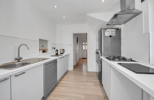 Newmarket House | End of Terrace 3 bedroom house with free 3 parking space and garden