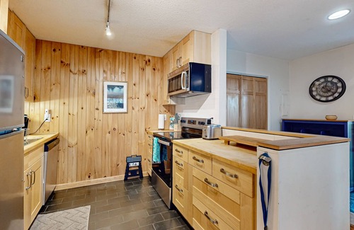 Waitsfield Condo | End-unit condo w/fireplace, pool, sauna, tennis, deck, ski locker, w/d