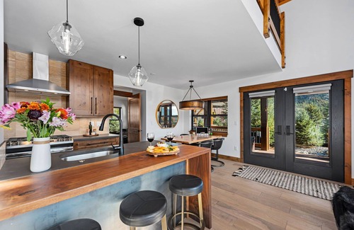 Estes Park Cabin | End Unit - EV Charger, Fireplace & Jacuzzi